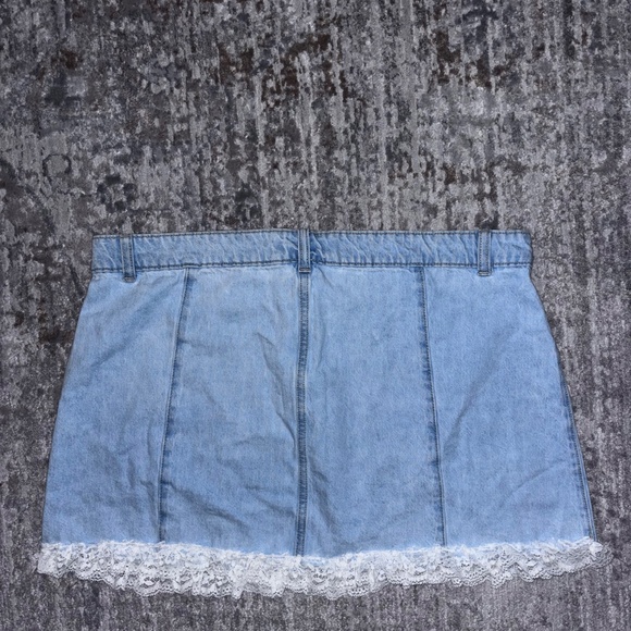 Mini Jean skirt with lace trim - Picture 3 of 4